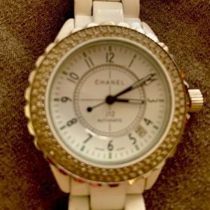 Beautiful pre loved watch. Wind up. Works very well. Look closer!  🥰 $200